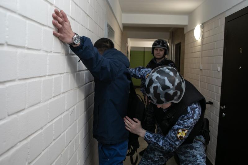 В Кирове росгвардейцы задержали подозреваемых в хулиганстве, краже и порче имущества