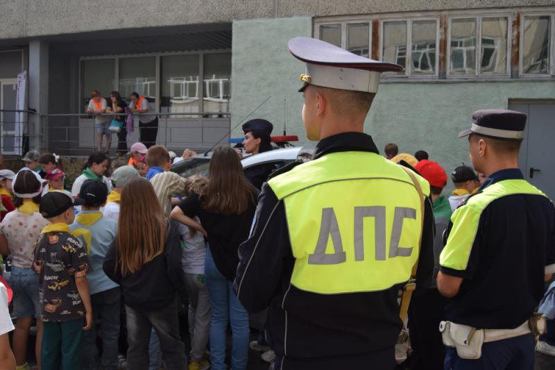 Екатеринбургский полицейские и Общественный совет при городском УМВД приняли участие во всероссийской акции МВД России "Зарядка со стражем порядка"