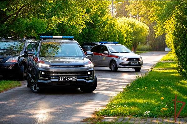 В Москве сотрудники Росгвардии остановили автомобиль, находившийся в федеральном розыске, и задержали разыскиваемого гражданина (видео)