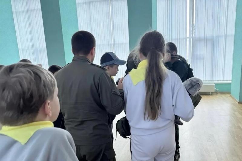 В Саранске сотрудники спецподразделения Росгвардии провели с ребятами антитеррористическое мероприятие
