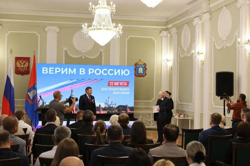 Офицер регионального управления Росгвардии принял участие в мероприятии в честь Дня Государственного флага России в Тамбове