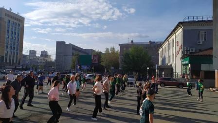 В Новосибирске работники ведомственной охраны Минтранса России отметили предстоящий День Российского флага зарядкой с чемпионами