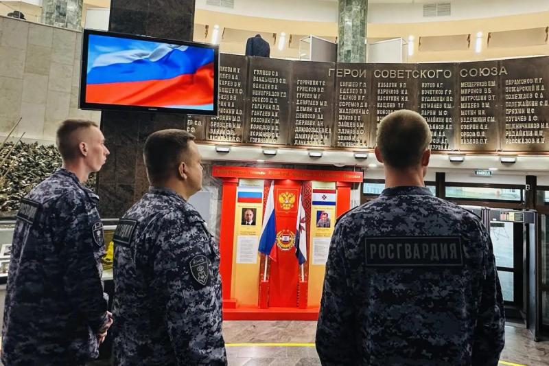 Музейная экскурсия сотрудников Управления Росгвардии по Республике Мордовия в преддверии Дня Государственного флага РФ
