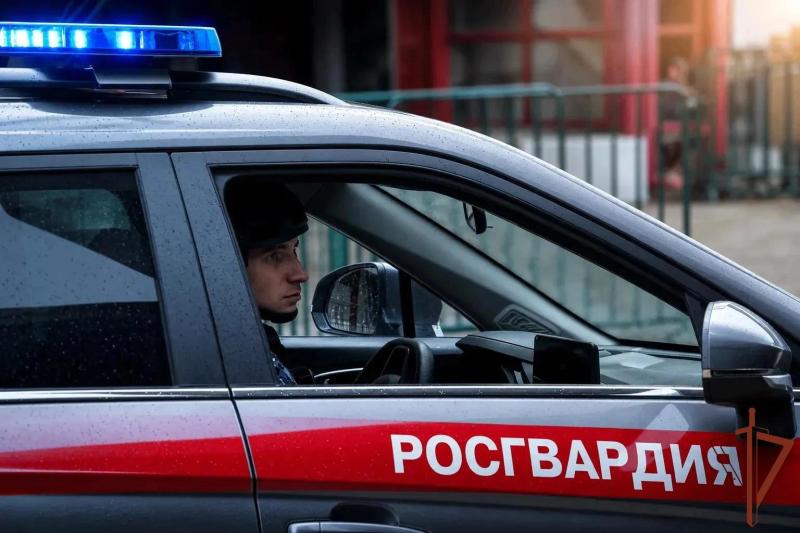 На юго-западе Москвы росгвардейцы задержали мужчину, напавшего на прохожего с топором (видео)