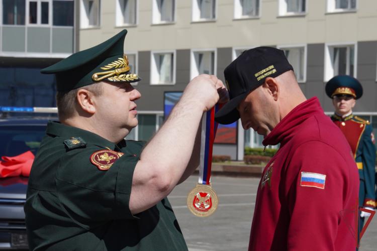 Заместитель директора Росгвардии генерал-полковник Василий Сонин поздравил победителей Всероссийского конкурса профессионального мастерства «Лучший по профессии»
