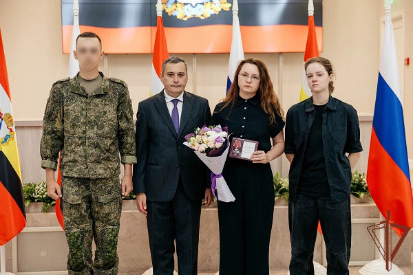 В Курске семье погибшего росгвардейца передали Орден Мужества