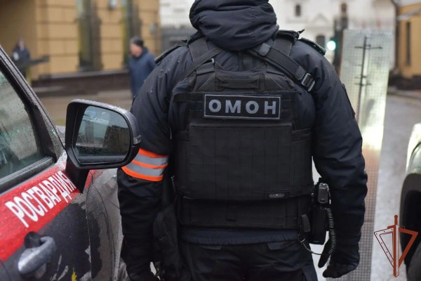 В Москве сотрудники спецподразделения Росгвардии задержали гражданина, подозреваемого в незаконном обороте наркотических веществ (видео)