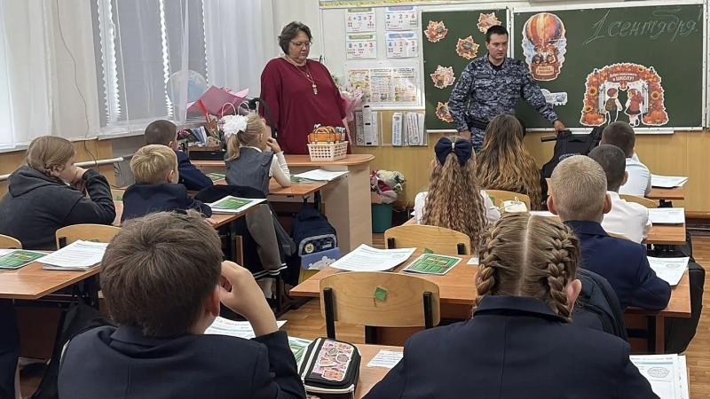 В Татарстане сотрудники вневедомственной охраны Росгвардии провели уроки мужества для школьников в День солидарности в борьбе с терроризмом