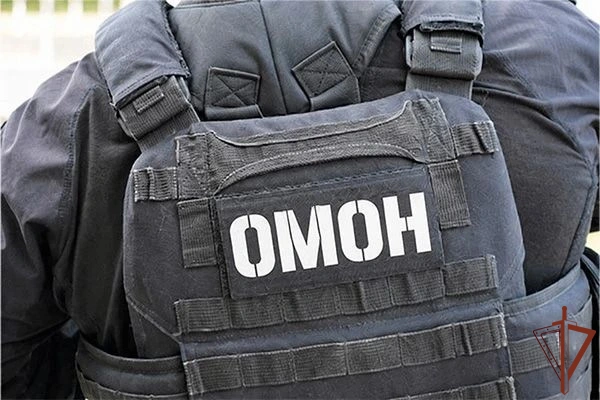 Сотрудники спецназа Росгвардии задержали мужчину с крупной партией наркотиков в центре Москвы (видео)