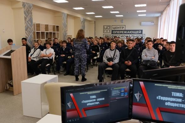 Офицер Росгвардии провела урок безопасности для учащихся колледжа в Тамбове