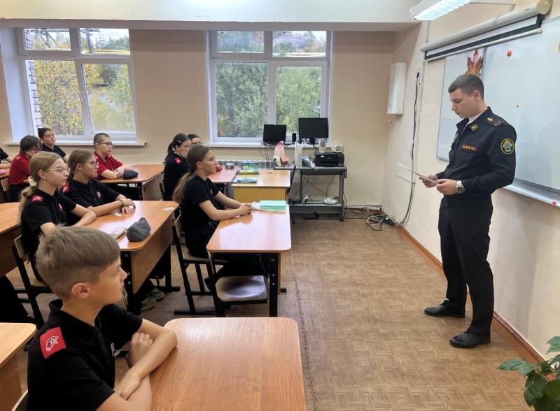 Следователь военного следственного отдела провел урок патриотизма для юнармейцев Гаджиево