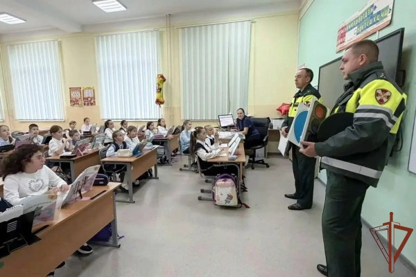 Столичные росгвардейцы провели с московскими школьниками урок, посвящённый безопасности на дороге