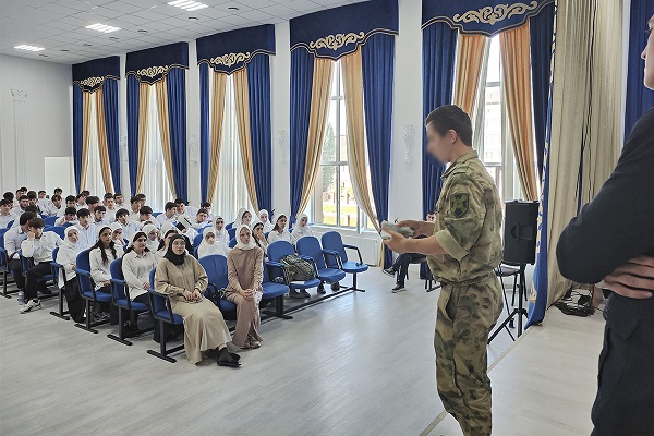 Занятие по оказанию первой помощи провели военнослужащие ОГВ(с) для студентов в Чеченской Республике