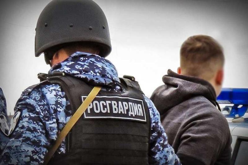 Росгвардейцы задержали новокузнечанина после угроз горожанке топором