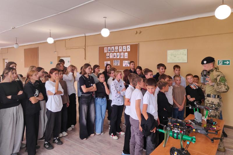 Сотрудники ОМОН «Оберег» провели урок мужества для школьников Топкинского округа