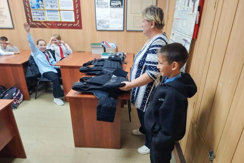 Первое знакомство со службой: школьники Таштагола посетили подразделение Росгвардии