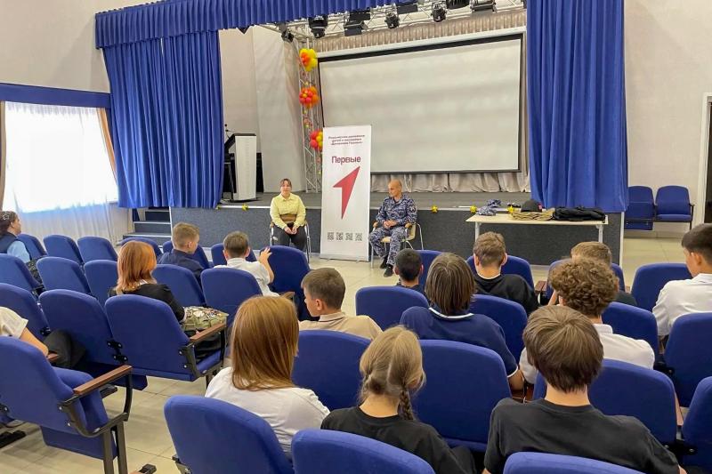 Школьники Ленинска-Кузнецкого обсудили с росгвардейцем качества защитника Отечества