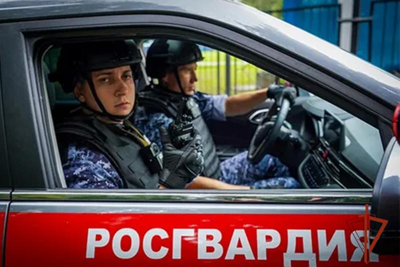 Росгвардейцы задержали горожанку при повторной попытке выйти из супермаркета с неоплаченным товаром