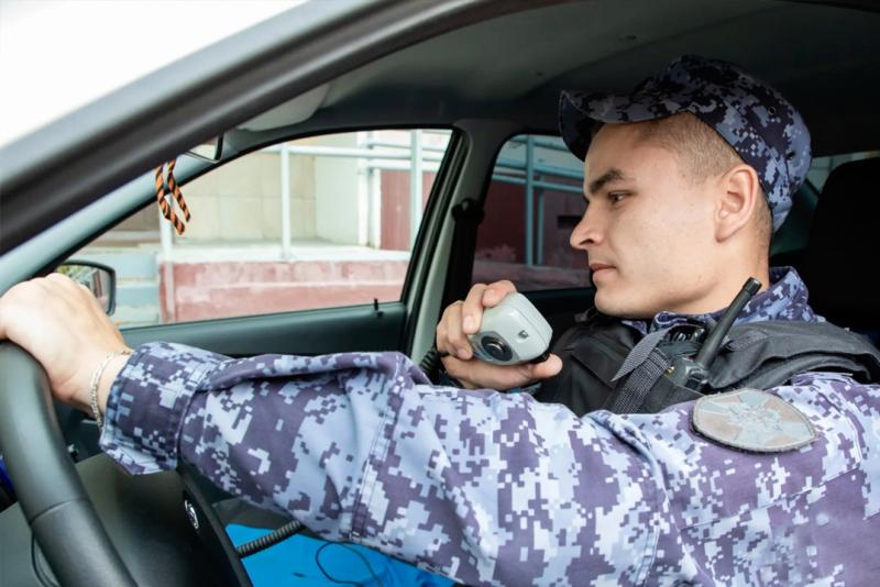 Росгвардейцы задержали новокузнечанина, повредившего дверь комиссионного магазина