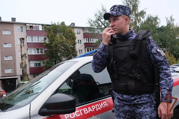 В Курске росгвардейцы задержали женщину, подозреваемую в нанесении ножевого ранения супругу (видео)