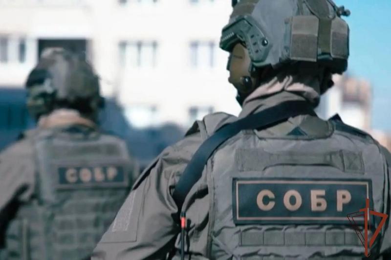 В Туле сотрудники СОБР Росгвардии оказали содействие при задержании подозреваемых в грабеже (видео)