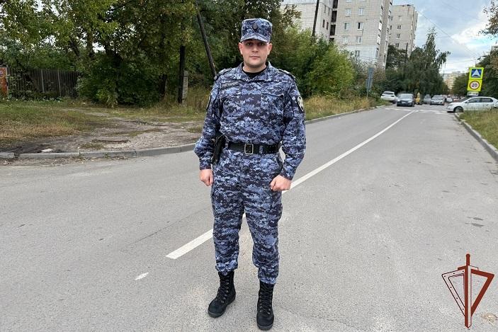 В Курске росгвардеец задержал гражданина, напавшего на женщину