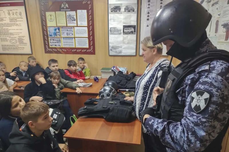 В Таштаголе школьникам представили службу во вневедомственной охране Росгвардии