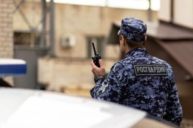 Росгвардейцы помогли пожилой женщине, ошибочно вошедшей в чужую квартиру