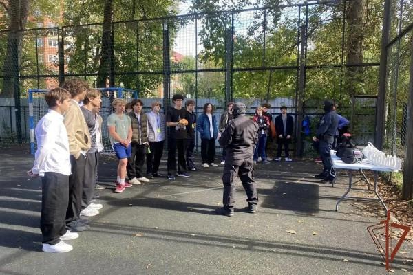 Столичные спецназовцы провели урок мужества для воспитанников детского центра
