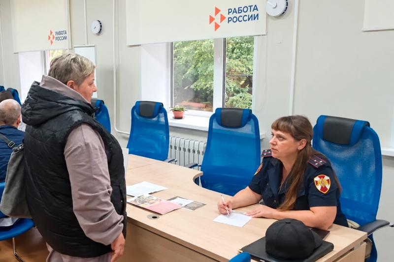 В Киселевске росгвардейцы рассказали соискателям о службе во вневедомственной охране