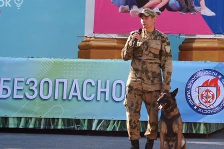 Кинологи Росгвардии стали соорганизаторами «Школы безопасности» для молодых тюменцев
