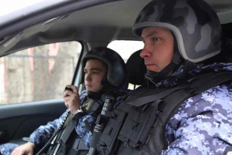 Росгвардейцы задержали посетителя гипермаркета, пытавшегося скрыться в неоплаченной одежде