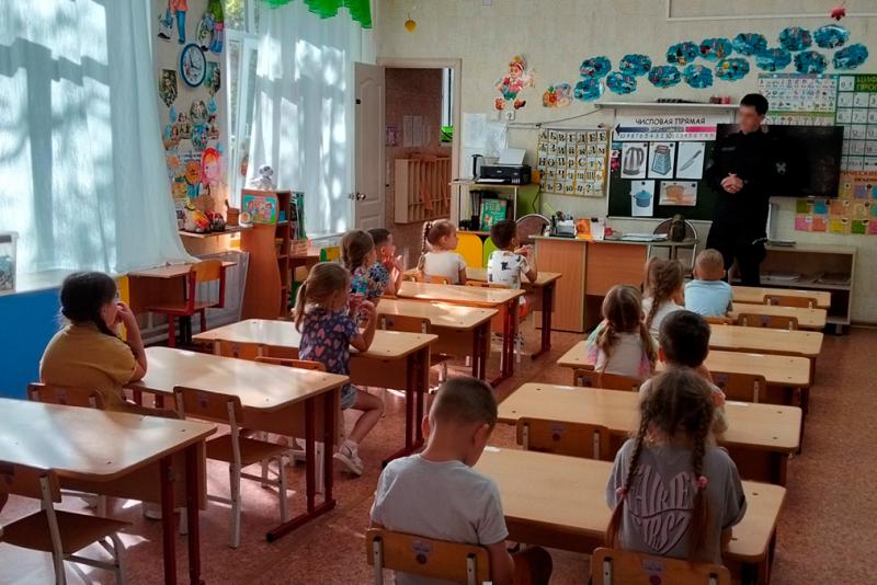 Офицер ОМОН «Оберег» провел урок безопасности для воспитанников детского сада