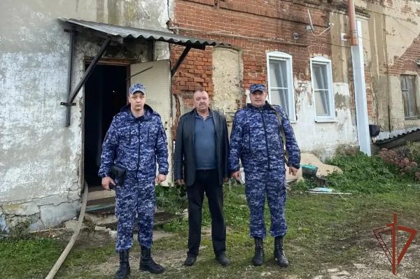 Росгвардейцы эвакуировали трех человек из горящего дома в Липецкой области
