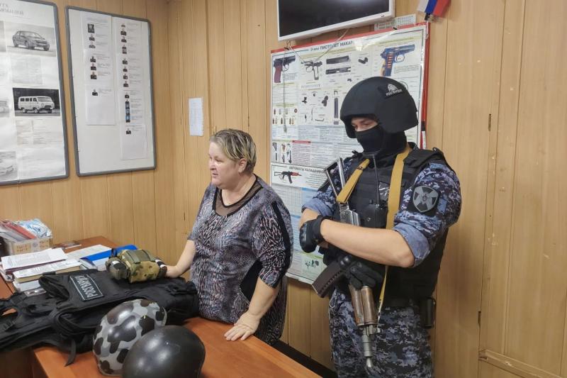В Таштаголе сотрудники Росгвардии продолжают знакомить школьников с важностью службы