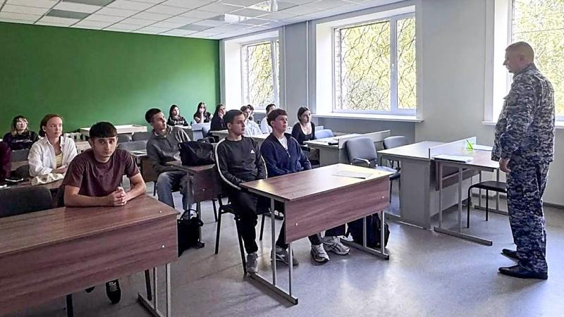 В Набережных Челнах сотрудники вневедомственной охраны Росгвардии провели профориентационную встречу для студентов колледжа