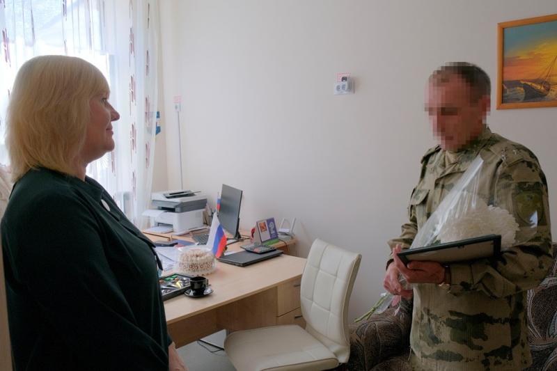 В Херсонской области военнослужащие Росгвардии поздравили педагогов подшефных учебных заведений с Днем учителя