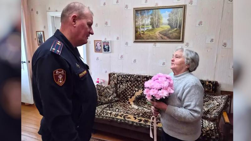 В Татарстане сотрудники Росгвардии поздравили ветеранов ведомства с Днем пожилого человека