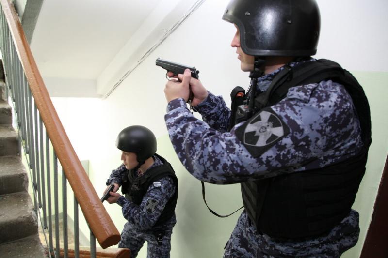 Росгвардейцы задержали мужчину, угрожавшего родственнице ножом