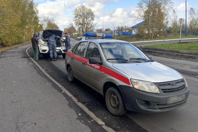 Росгвардейцы помогли автомобилистке устранить неисправность