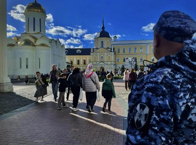 Росгвардейцы Сергиево-Посадского г.о., обеспечили безопасность праздничного богослужения в Троице-Сергиевой Лавре