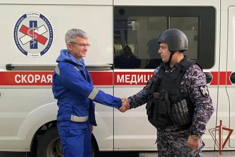 В Калуге росгвардейцы помогли медикам госпитализировать агрессивно настроенного пациента