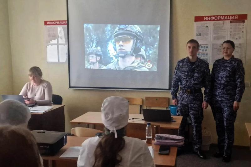 Ливенские росгвардейцы поговорили о безопасности со студентами медиками