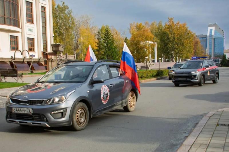 Росгвардейцы в Тюмени стали участниками патриотического автопробега