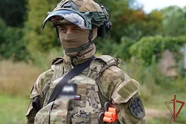 Росгвардейцы предотвратили распространение пожара на жилой дом в Курской области (видео)