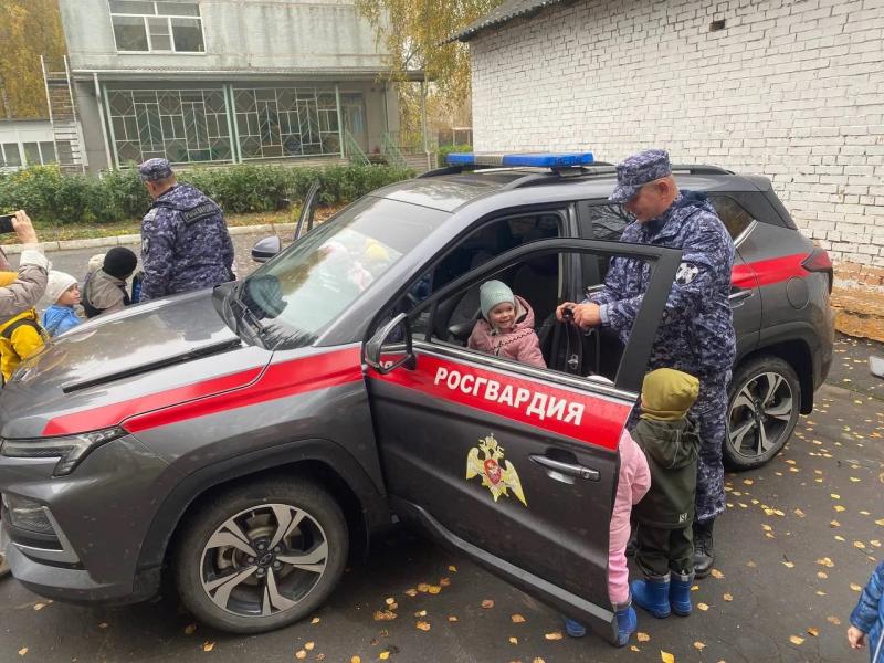 Сотрудники Коломенского ОВО ГУ Росгвардии по Московской области провели занятие по безопасности для самых маленьких.