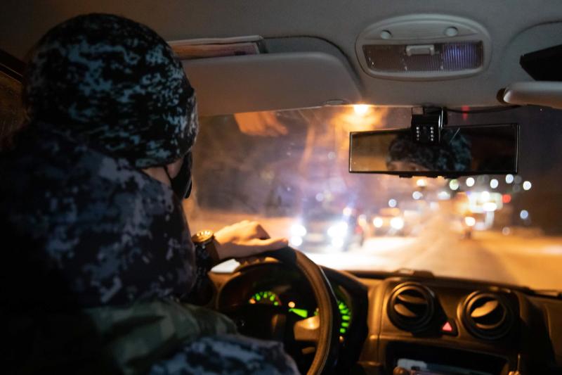 Росгвардейцы задержали женщину, спрятавшую спиртное в дамскую сумочку