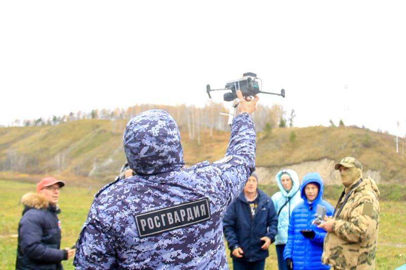Росгвардейцы в Кузбассе помогли юному изобретателю испытать беспилотную систему поиска людей