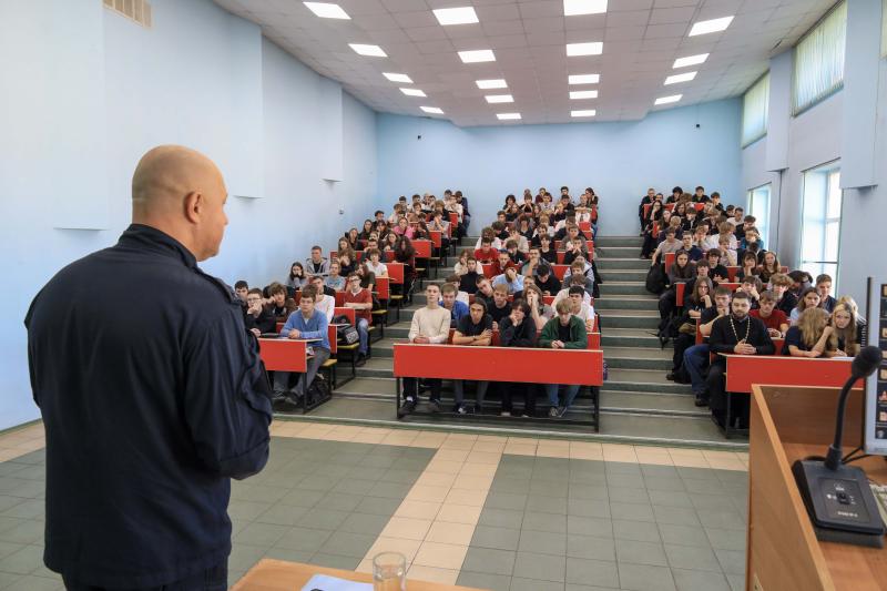 Командир ОМОН «Рубеж» познакомил студентов с работой спецназа