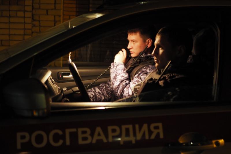 Росгвардейцы задержали мужчину, разбившего окно квартиры междуреченцев